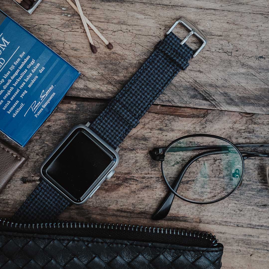 Apple Watch BLUE-NAVY pied de poul