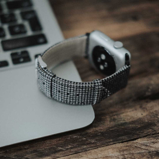 Featured image of the Apple Watch Black & White Houndstooth band