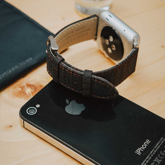 Featured image of the Apple Watch Dark Grey with Fancy Brown Windowpane Overplaid band