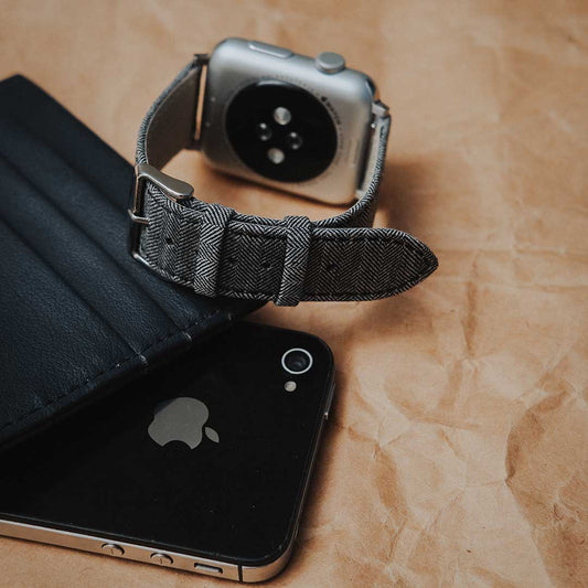 Featured image of the Apple Watch Light Grey Herringbone band