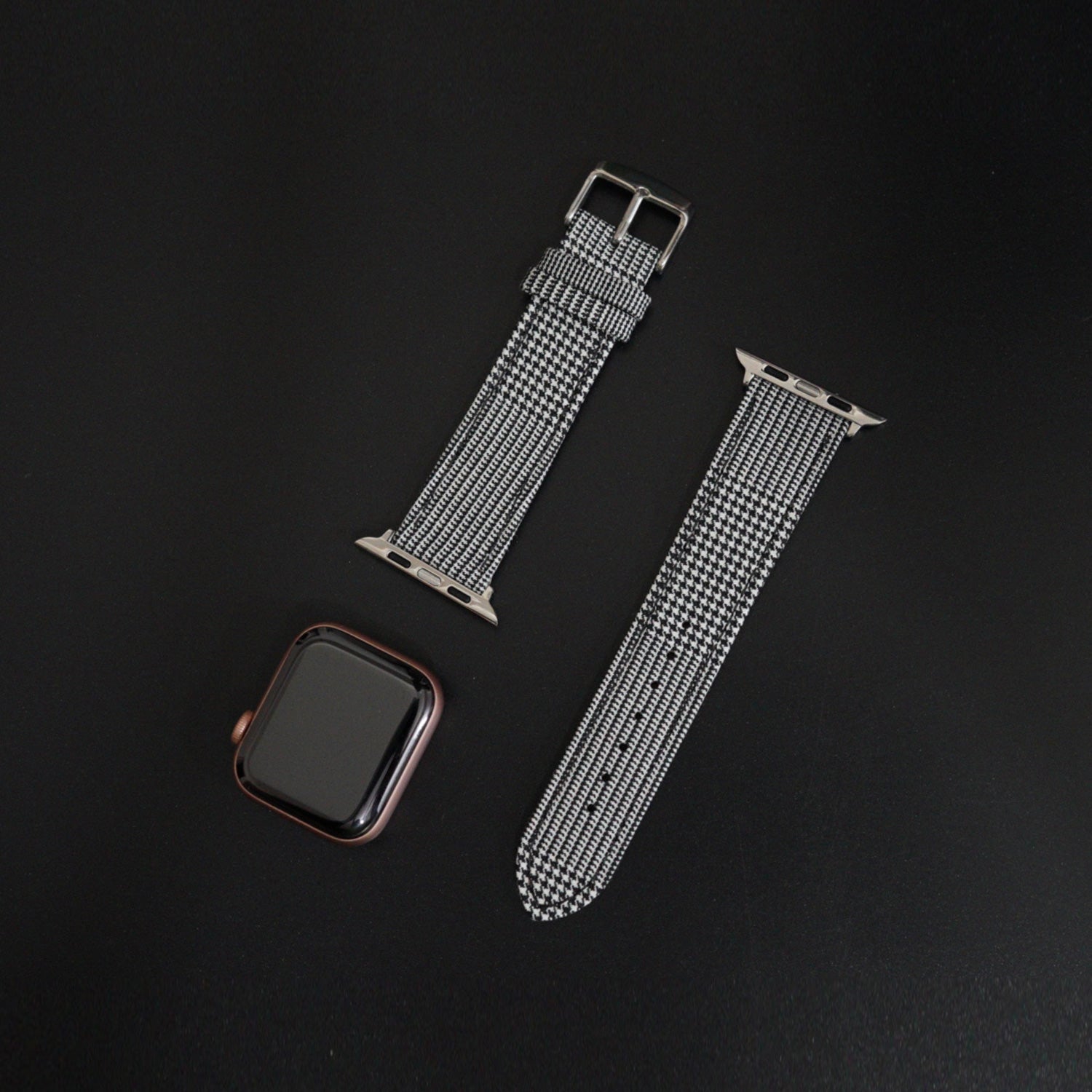 Featured image of the Apple Watch Large Exploded Black & White Glen band