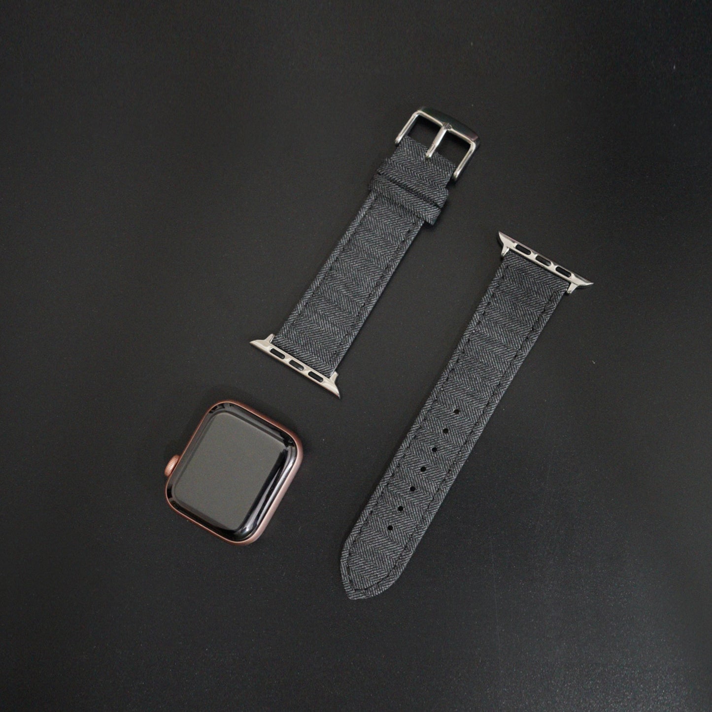 Featured image of the Apple Watch Medium Light Grey Herringbone band